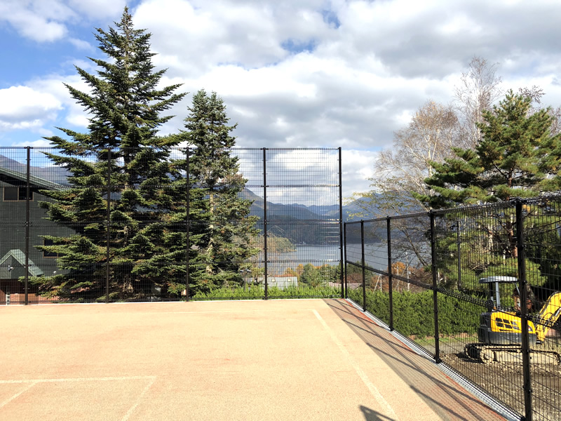 フェンスも完成です。テニスコートの全景写真はまたのお楽しみです。